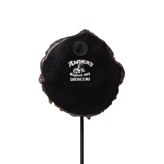 Kunstvoll gestalteter Dekoständer Dioscuri Masque aus Kunstharz mit Schädeldetails umgeben von Ranken und Rosen von Alchemy England