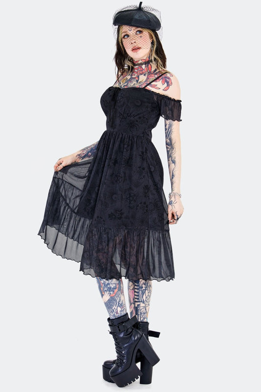 Schwarzes Tartot Deck Off Shoulder Dress mit Mesh Aplikationen, Okkulten Symbolen auf dem Stoff und Schnürung am Ausschnitt von Jawbreaker