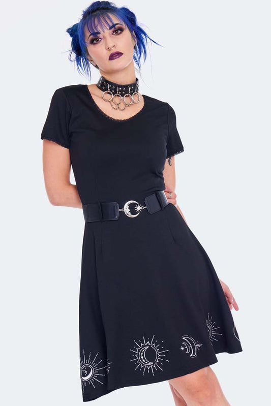 Schwarzes Kleid Moon Embroidered Flare Dress mit weißem, abstraktem Mondprint am Saum, sowie dezenten Spitzendetails an Ärmeln, sowie Dekoltee von Jawbreaker