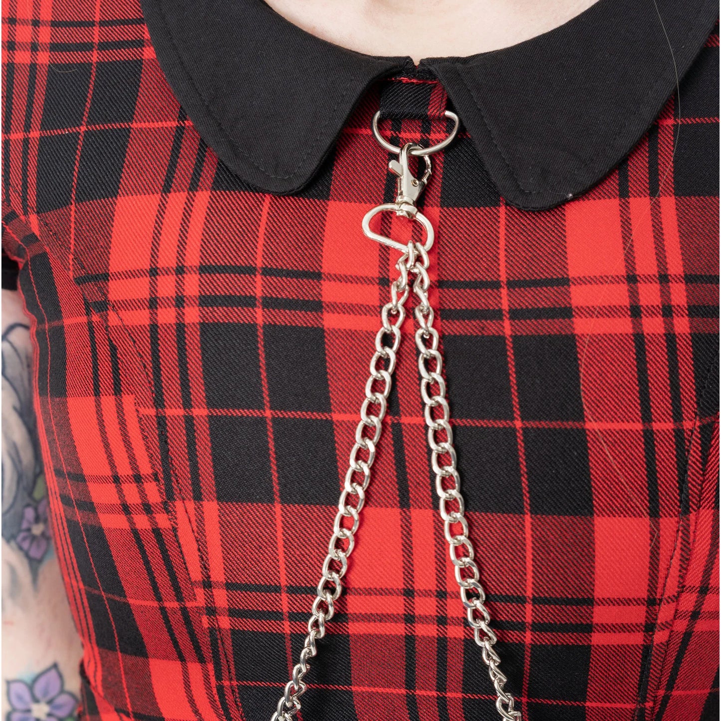 Schwarz-rot-kariertes Kleid EBBANI DRESS mit Zierketten von Heartless