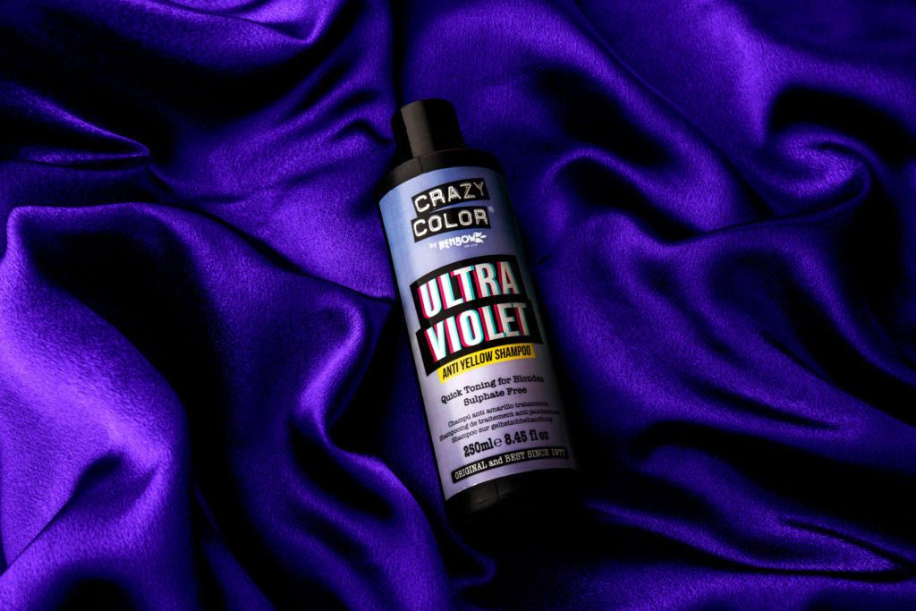 ULTRAVIOLETT ANTI YELLOW Shampoo Crazy Color vor violettem Hintergrund
