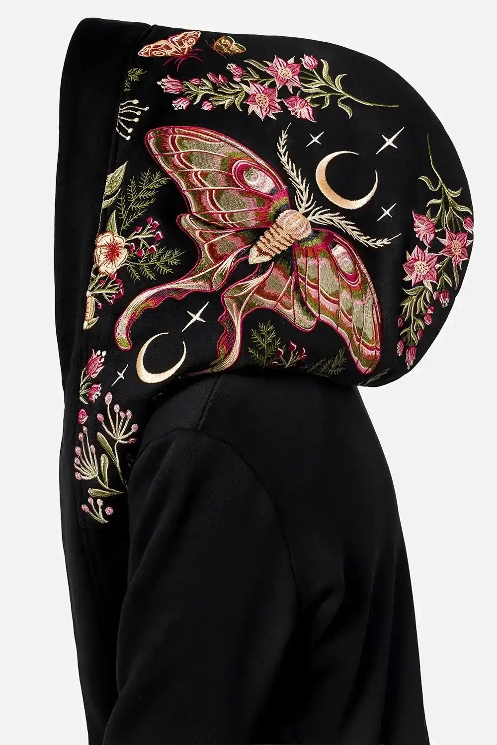 Schwarzer Kapuzenmantel WILDERWOOD HOODIE mit großer Kapuze und Mottenstickerei von Restyle