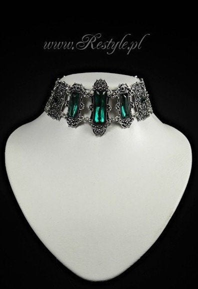 Silberfarbendes, breites Halsband VIVIAN Mint Choker mit grünen, rechteckigen Steinen von Restyle