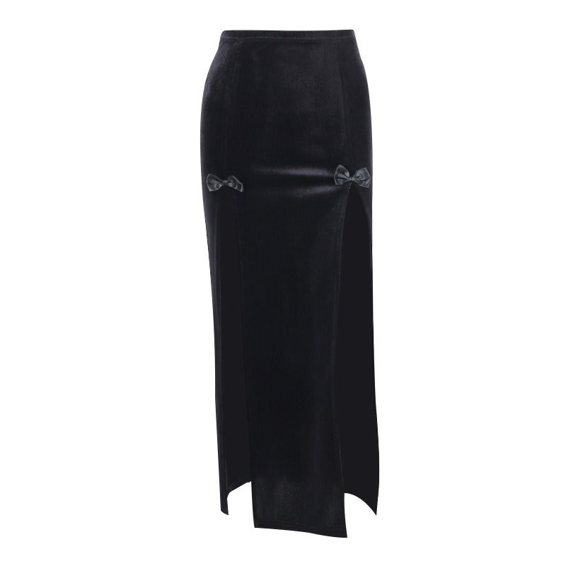 Schwarzer Samtrock FORBIDDEN SKIRT mit zwei, langen Schlitzen auf beiden Seiten mit kleinen, schwarzen Schleifchen von Moon Attic