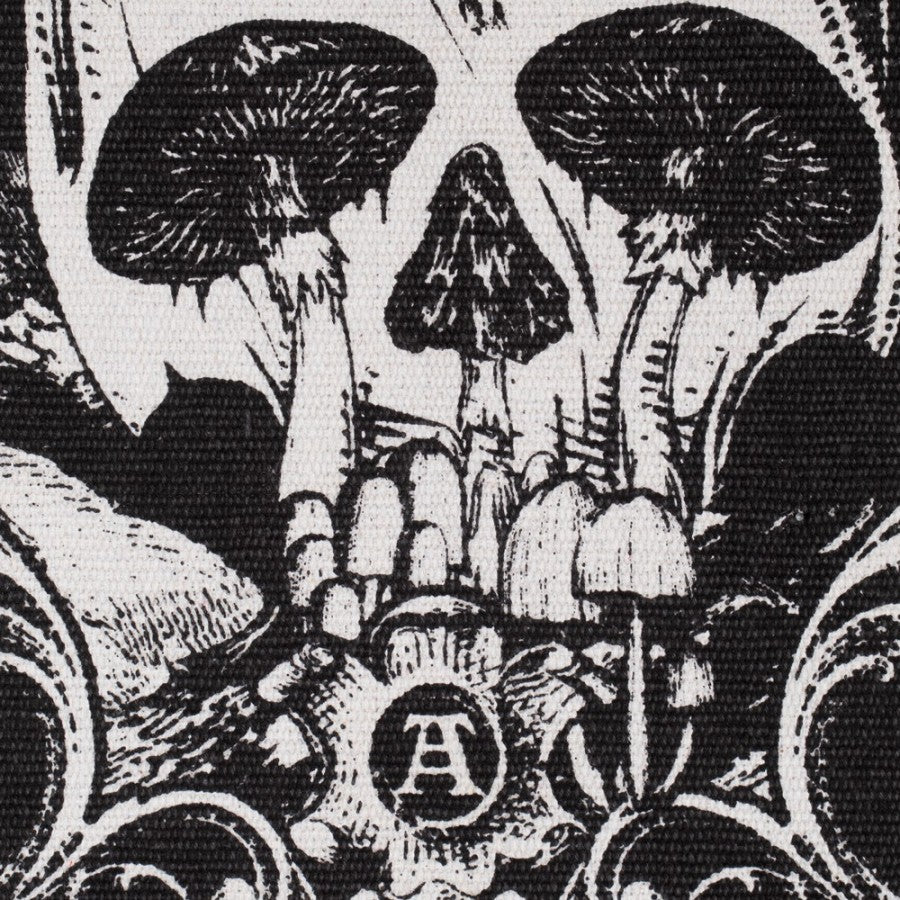 Schwarz-weißer Vorleger Forest Fairy Teppich mit weißen Fransen, Elfen- und Totenkopfprint, sowie vielen Details von Alchemy