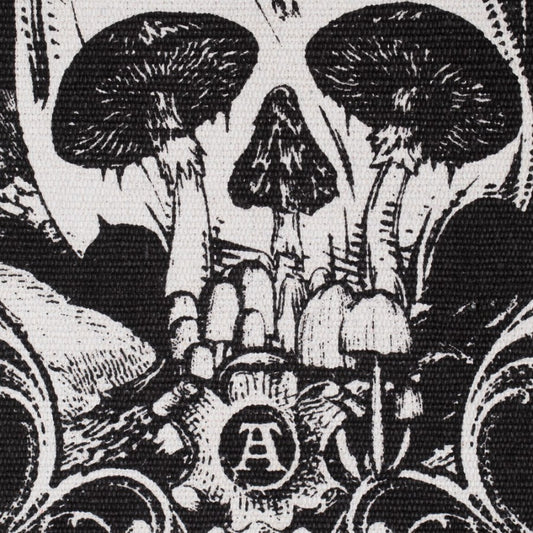 Schwarz-weißer Vorleger Forest Fairy Teppich mit weißen Fransen, Elfen- und Totenkopfprint, sowie vielen Details von Alchemy