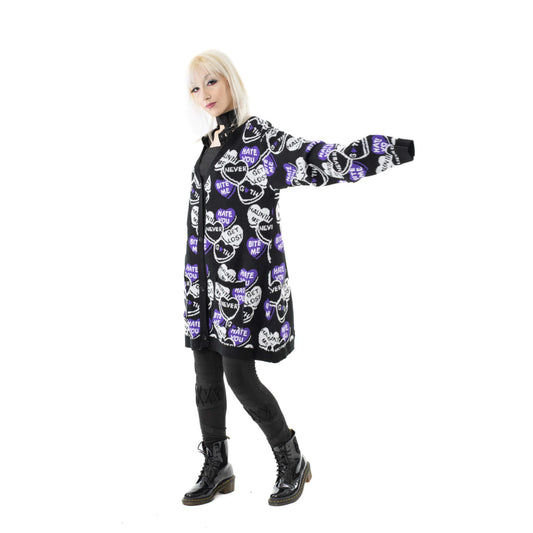 Lange, schwarze Strickjacke CANDY CARDIGAN mit weißen und lilafarbenden Herzchen von Heartless