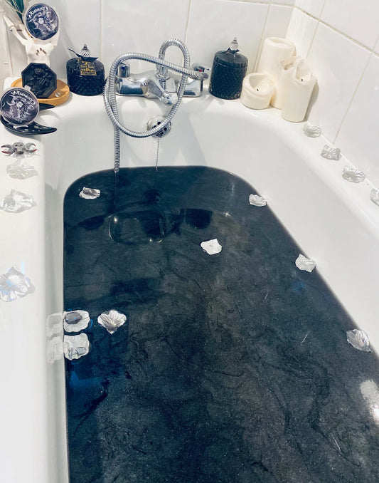 Badebombe im schwarz-silberner Gunmetal-Metallic-Effekt von Hexbomb