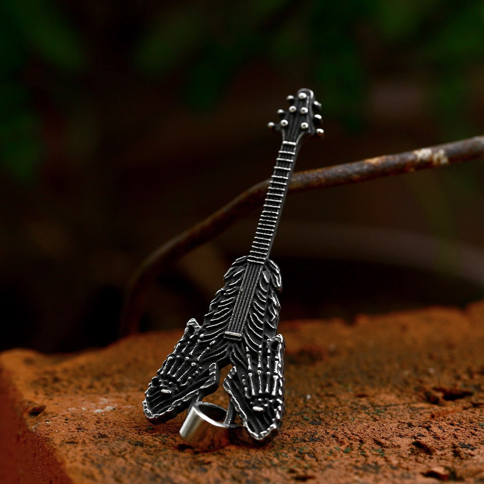 Silberfarbende Halskette GUITAR NECKLACE mit detailliertem Gitarrenanhänger mit kleinen Skeletthänden von Moon Attic