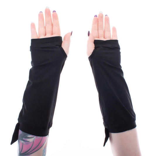 Schwarze Armstulpen LUNA ARMWARMERS mit Schnürungsdetail und Comic Fledermausdesign von Heartless