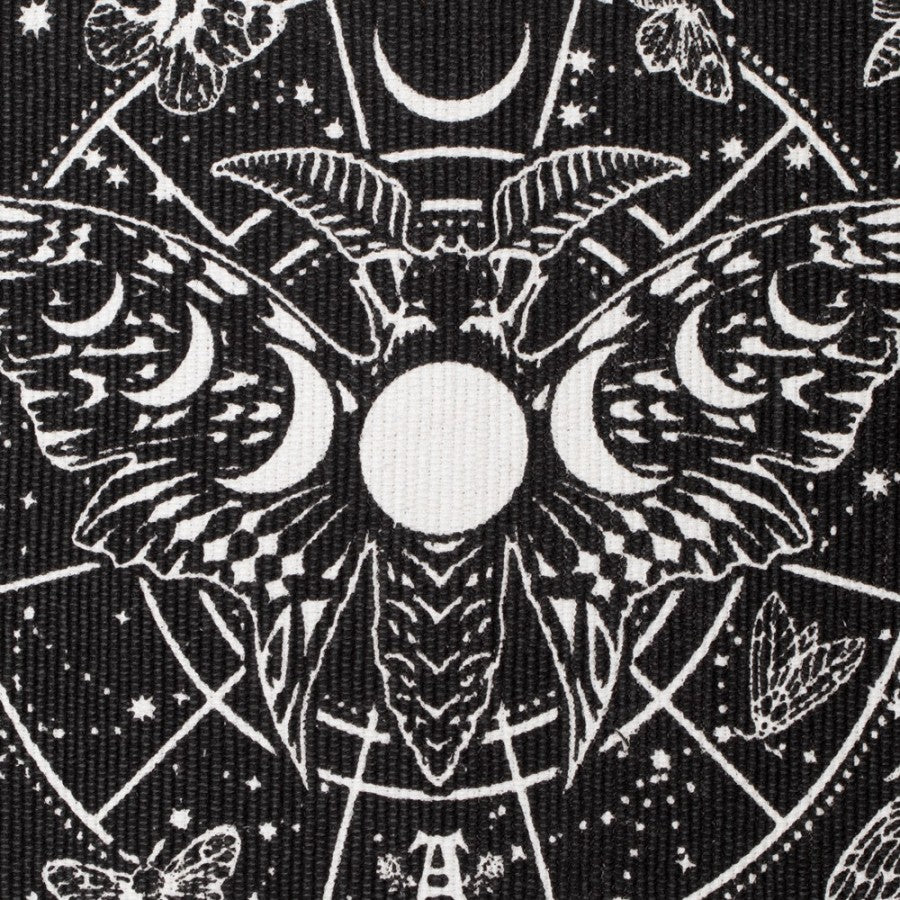 Schwarz-weißer Vorleger Lunar Moth Teppich mit weißen Fransen, Mottenprint und vielen Details von Alchemy
