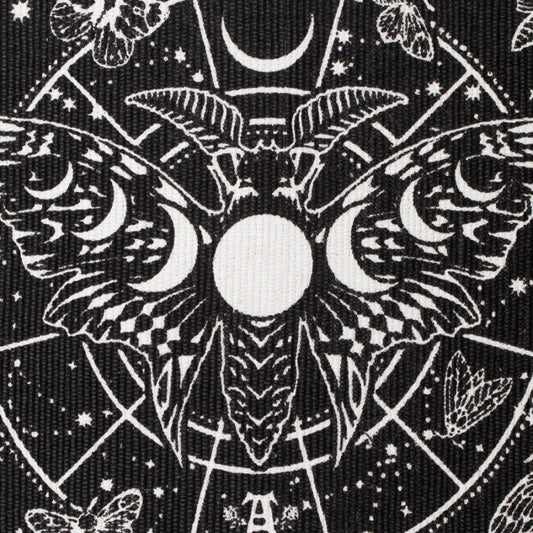 Schwarz-weißer Vorleger Lunar Moth Teppich mit weißen Fransen, Mottenprint und vielen Details von Alchemy