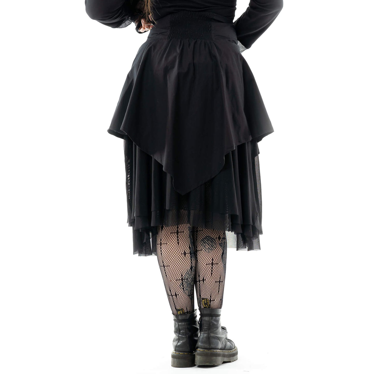 Rückseite schwarzer, knielanger Rock MALI SKIRT mit Zierschnürungen, Tüllschicht und Pentagramanhänger von Heartless