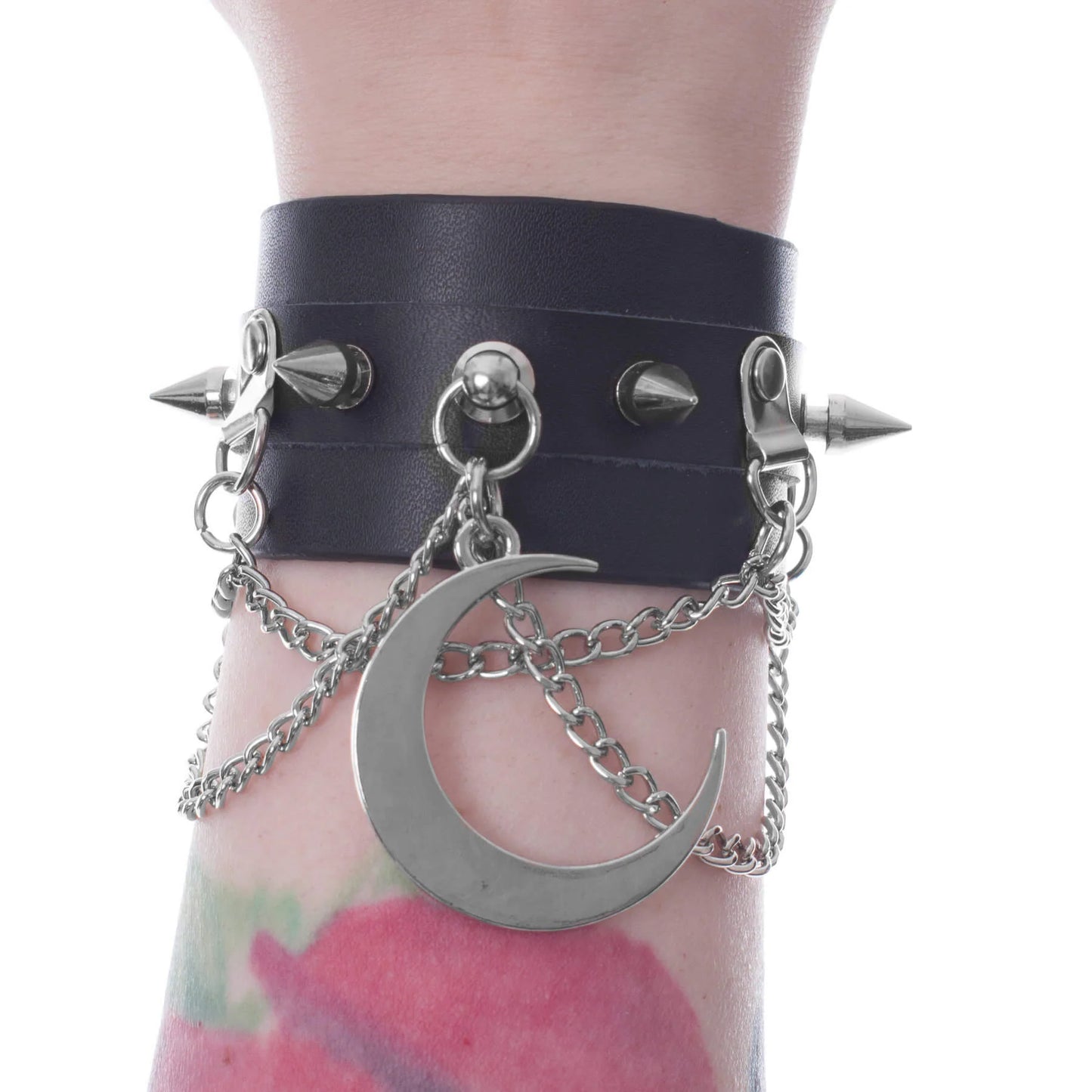 Schwarzes Armband MIDNIGHT BRACELET aus Kunstleder mit Spitznieten und Mondanhängern von Poizen Industries
