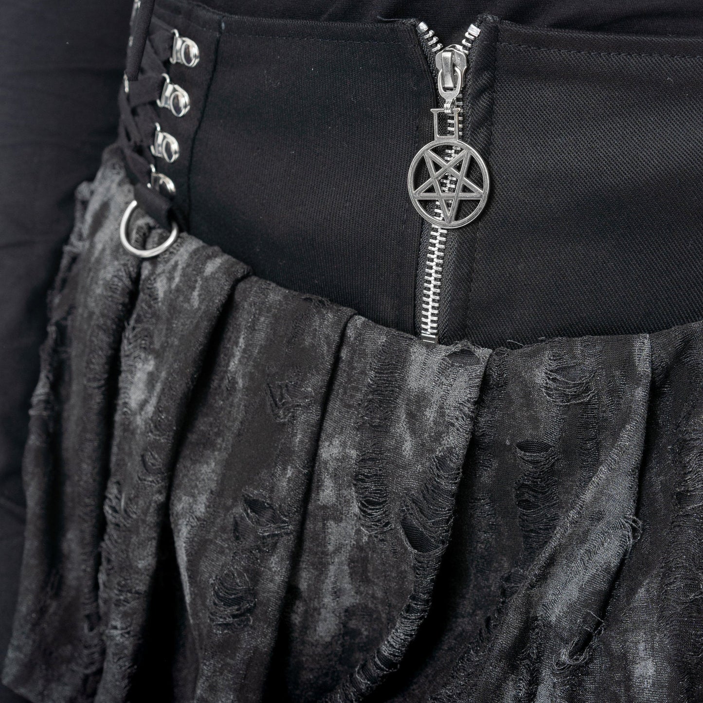 Schwarzer, kurzer Rock NICANDRA SKIRT mit Zierschnürungen und Pentagramanhänger von Heartless