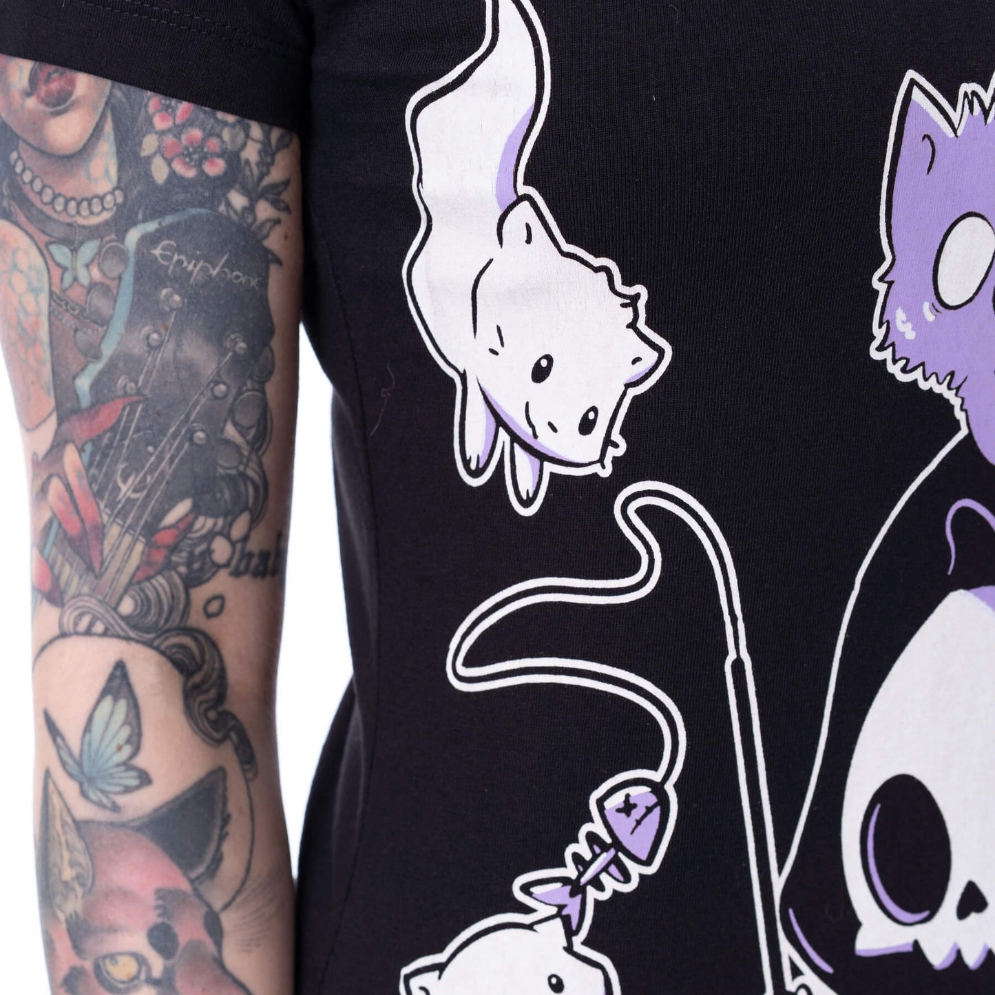 Schwarz-weißes Oberteil NINE LIVES T SHIRT mit niedlichem Katzen- und Sensemannprint von Cupcake Cult