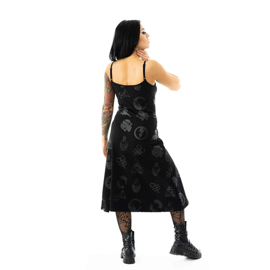 Rückseite schwarzes, langes Kleid OCCULT DRESS mit Allover-Symbolprint und seitlichen Schlitzen, sowie Schnürungen von Heartless