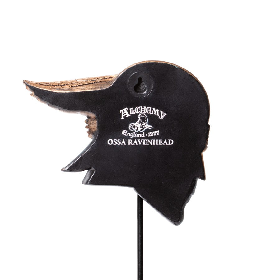 Kunstvoll gestalteter Dekoständer Ossa Ravenhead Masque aus Kunstharz in Form eines Schädels mit fein verziertem Flügelhelm von Alchemy England