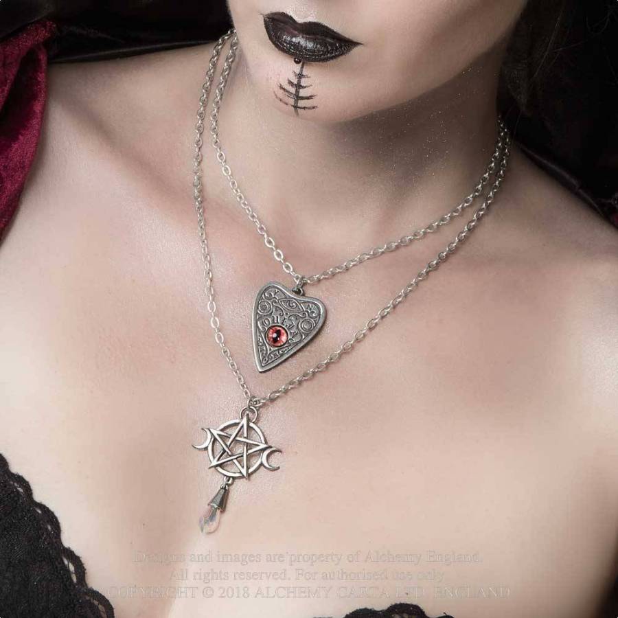 Goddess Kette von Alchemy mit einem verwobenen Pentagramm-Anhänger, verziert mit kleinen Mondsicheln auf beiden Seiten und einem transparenten Swarovski-Kristalltropfen