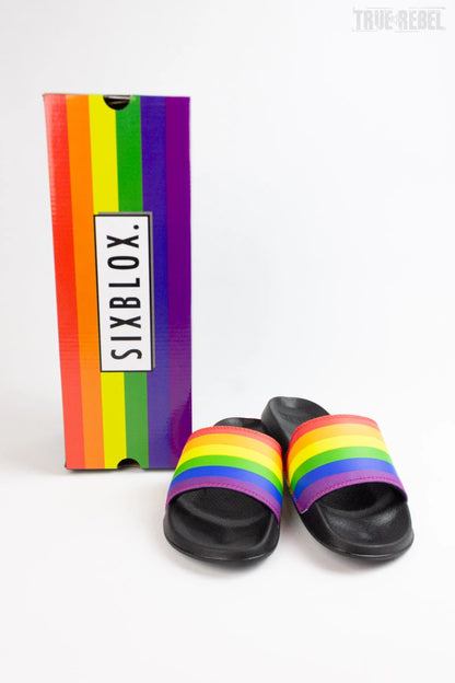 Schwarze Badelatschen Pride Black mit Regenbogenmuster auf der Oberseite von Sixblox
