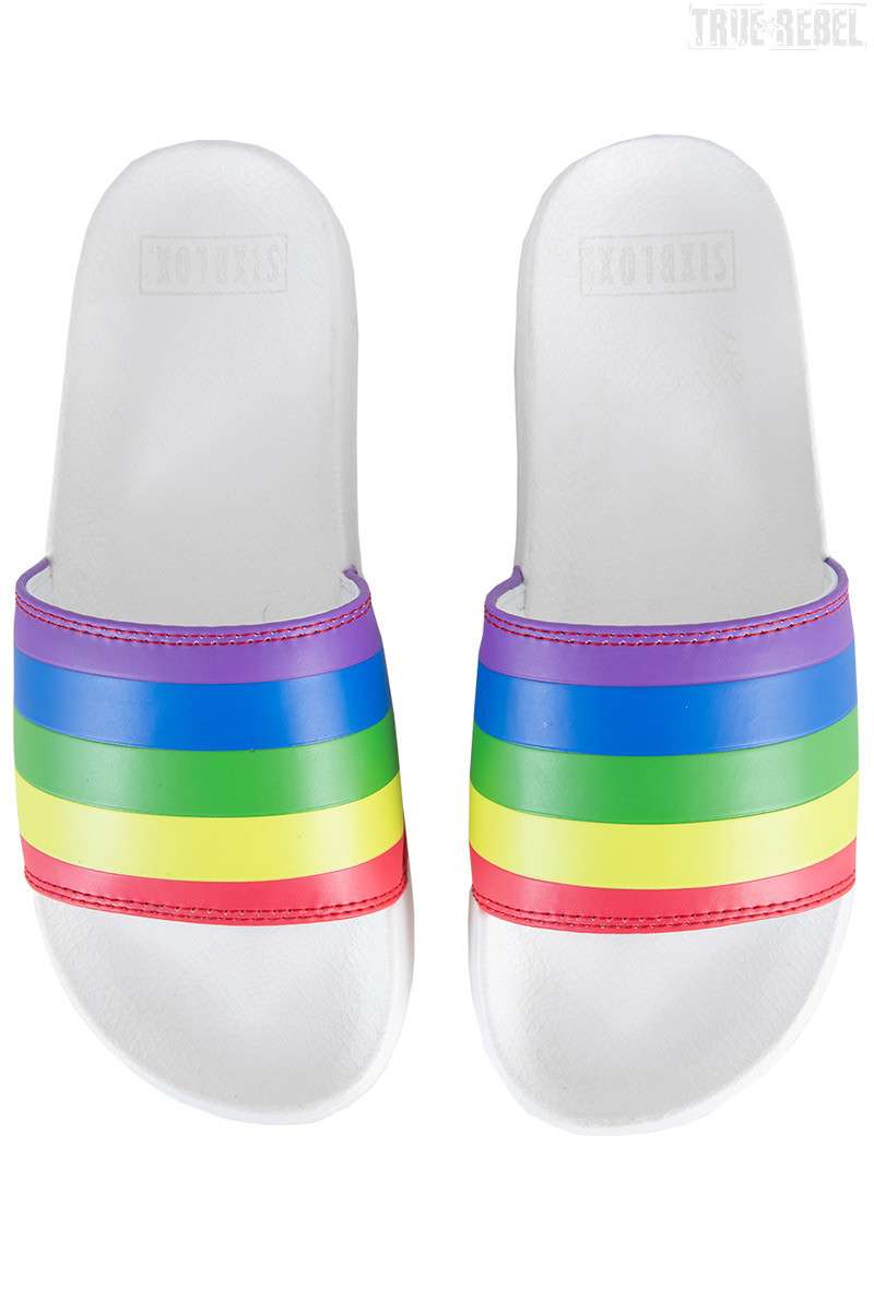 Weiße Badelatschen Pride White mit Regenbogenmuster auf der Oberseite von Sixblox