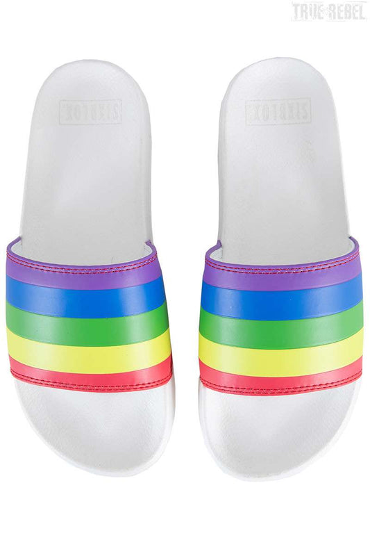 Weiße Badelatschen Pride White mit Regenbogenmuster auf der Oberseite von Sixblox