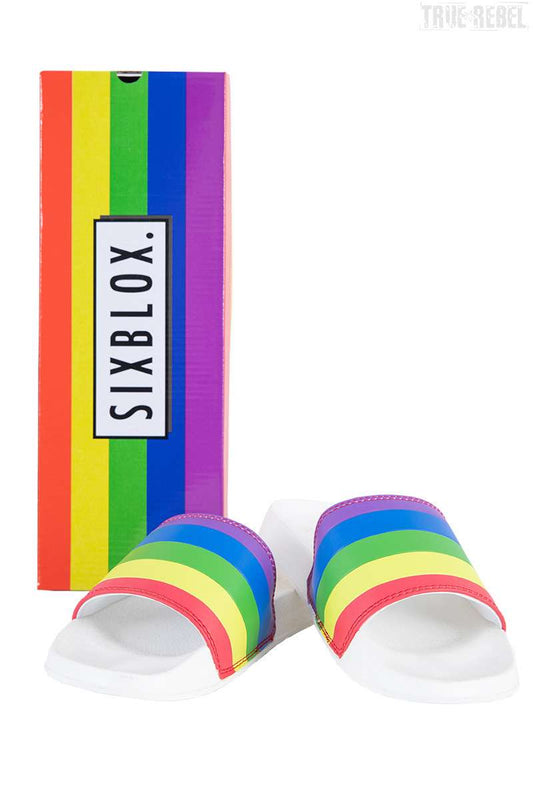 Weiße Badelatschen Pride White mit Regenbogenmuster auf der Oberseite von Sixblox