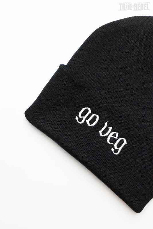 Schwarzes Beanie mit Aufschrift GO VEG von True Rebel