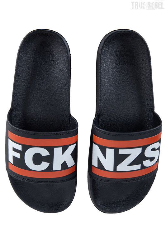 Schwarze Badelatschen FCK NZS black mit FCK NZS Logo auf der Oberseite von True Rebel
