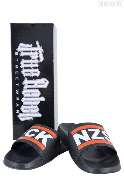 Schwarze Badelatschen FCK NZS black mit FCK NZS Logo auf der Oberseite von True Rebel