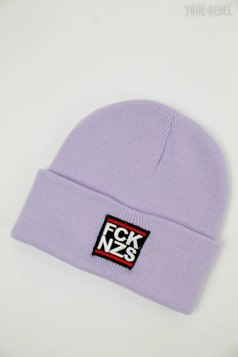 Pastellilanes Beanie FCK NZS Lavender mit FCK NZS Schriftzug von True Rebel
