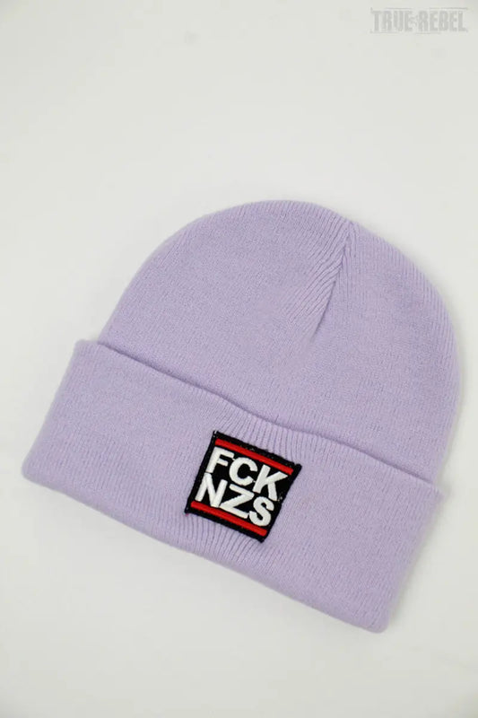 Pastellilanes Beanie FCK NZS Lavender mit FCK NZS Schriftzug von True Rebel