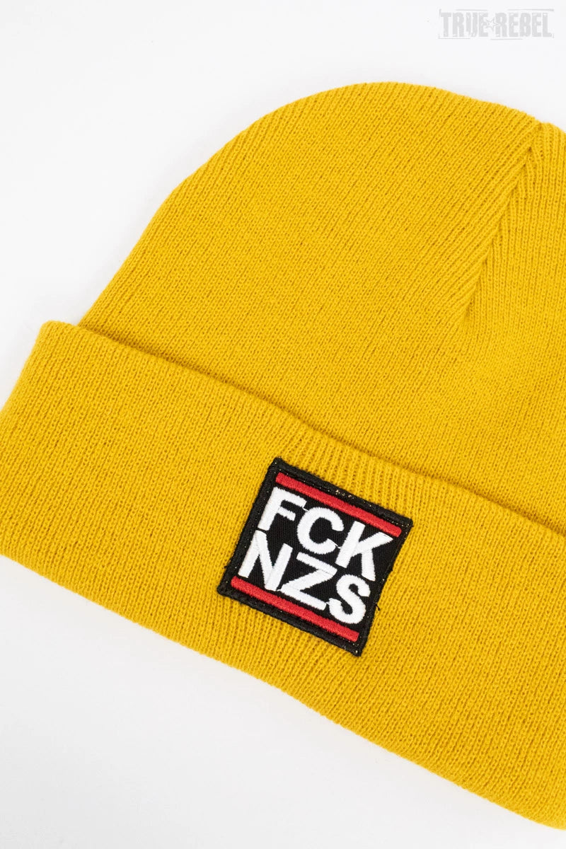 Gelbes Beanie FCK NZS Mustard mit FCK NZS Schriftzug von True Rebel