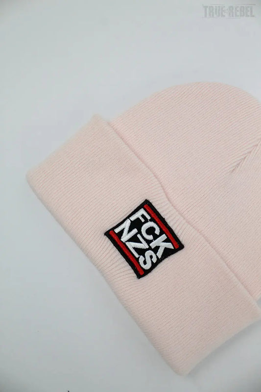 Rosanes Beanie FCK NZS Pastel Pink mit FCK NZS Schriftzug von True Rebel