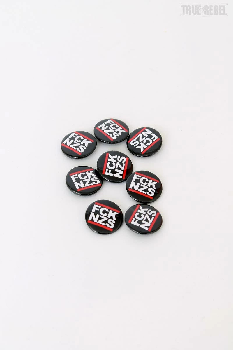 Schwarzer Button Black mit klassischem FCK NZS-Logo von True Rebel