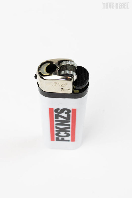 Weißes Feuerzeug mit FCK NZS Aufschrift