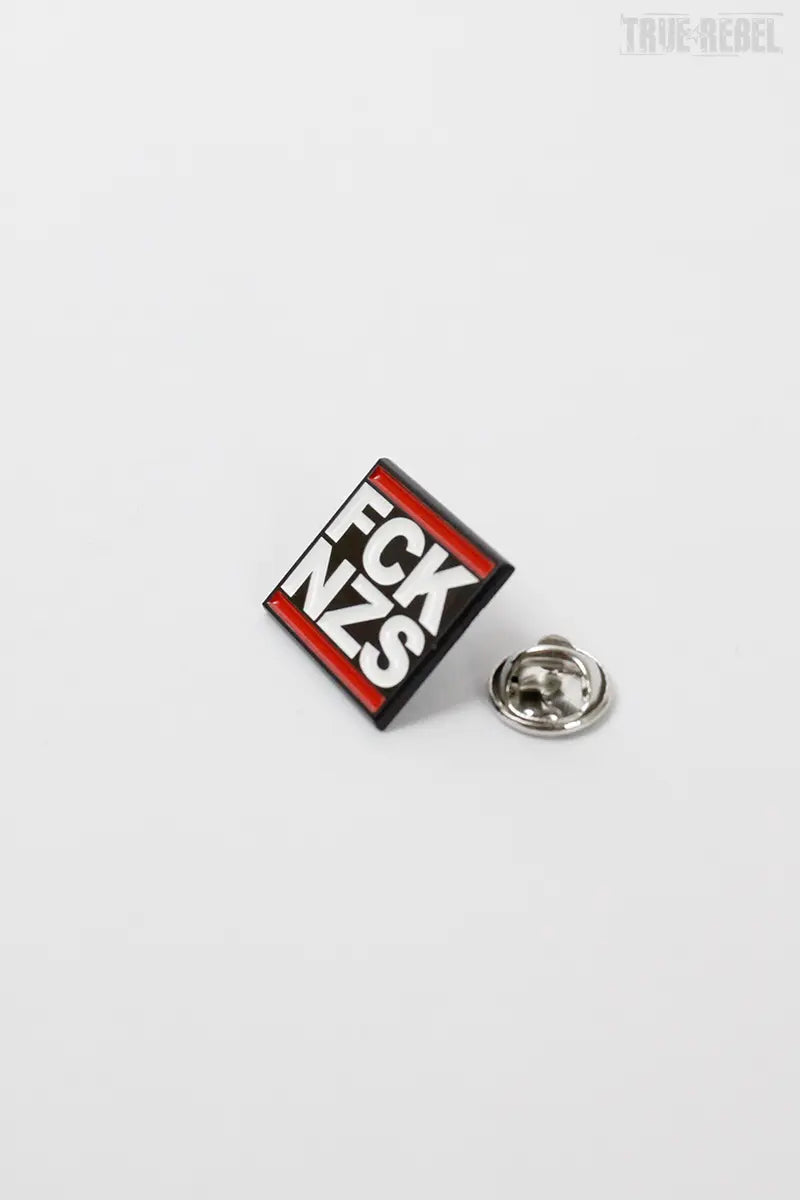 Schwarzer Metal Pin FCK NZS Black mit klassischem FCK NZS-Logo von True Rebel