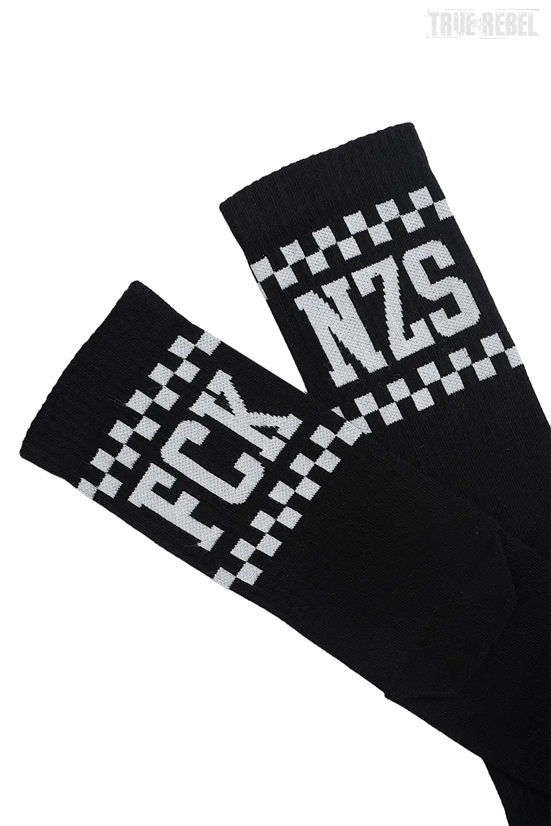 Schwarze Socken True Rebel Socks FCK NZS Checkerboard Black mit weiß-kariertem Muster