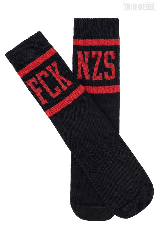 Schwarze Socks FCK NZS Stripes Black Red mit rotem FCK NZS Schriftzug und Streifen über und unter der Schrift von True Rebel