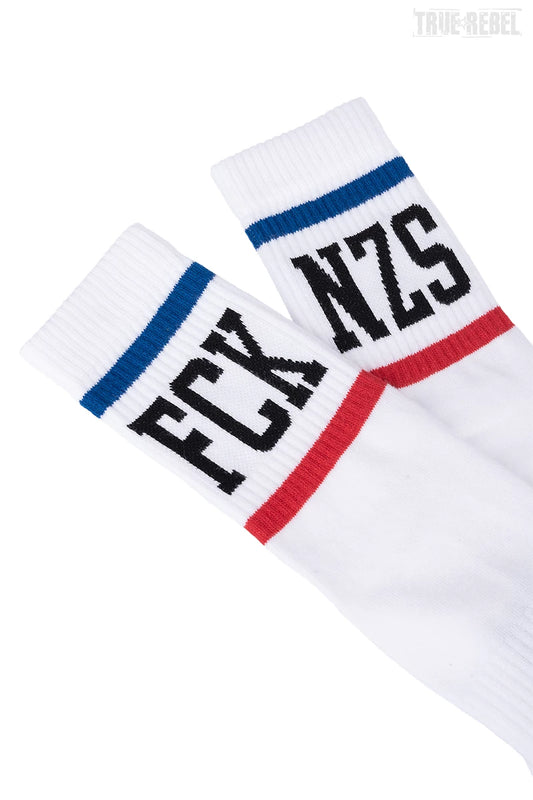 Weiße Socks FCK NZS Stripes White mit FCK NZS Schriftzug und Streifen über und unter der Schrift von True Rebel