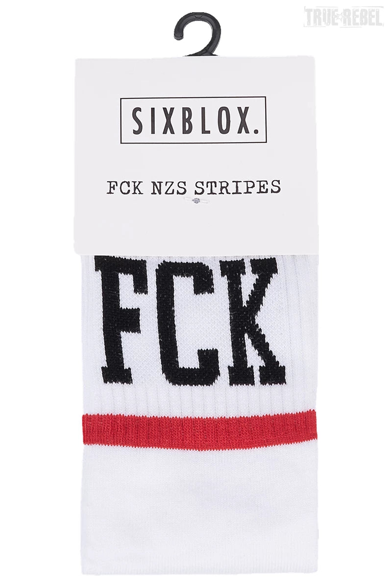 Weiße Socks FCK NZS Stripes White mit FCK NZS Schriftzug und Streifen über und unter der Schrift von True Rebel