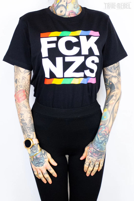 Schwarzes FCK NZS T-Shirt Pride Black mit FCK NZS Logo in Regenbogenfarben von True Rebel