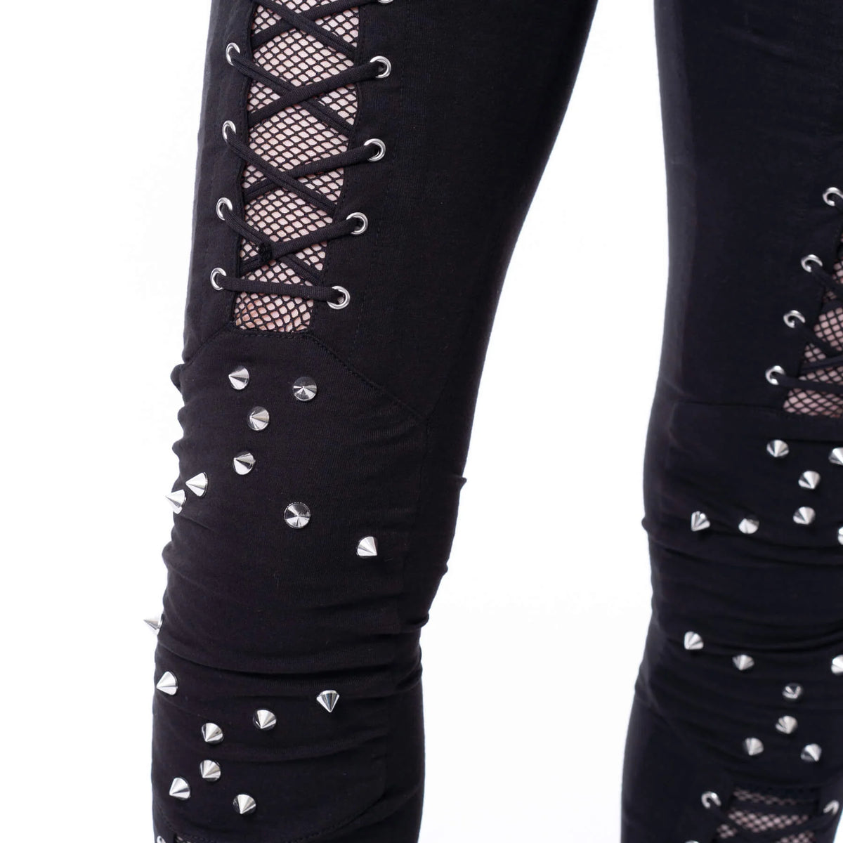 Schwarze Leggings UMBRAE LEGGINGS mit Netzeinsätzen, Zierschnürungen und Nietendetails von Vixxsin