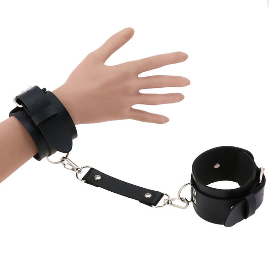 Schwarze Kunstlederhandschellen CUFF WRISTBAND von Moon Attic