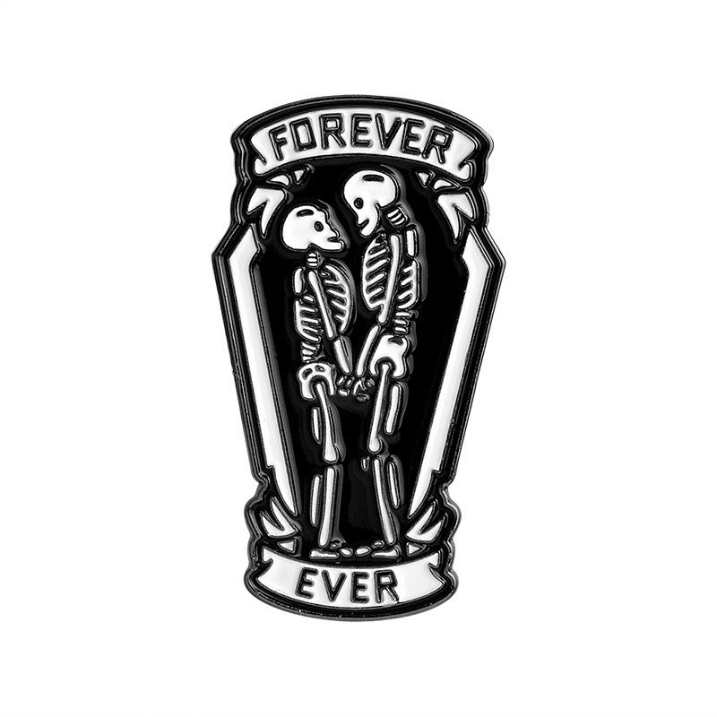 Kleiner, sargförmiger Emaille-Anstecker FOREVER EVER ENAMEL PIN mit zwei Skeletten von Moon Attic