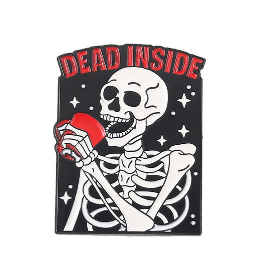 Emaille-Pin mit aus roter Tasse trinkendem Skelett mit der Aufschrift 'Dead Inside'