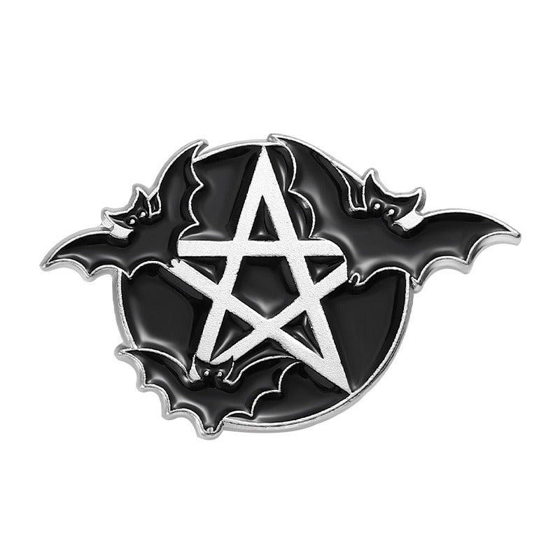 Kleiner, schwarzer Emaille-Anstecker PENTAGRAM BATS ENAMEL PIN mit Fledermäusen von Moon Attic