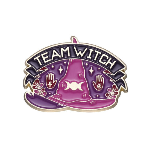 Pink- und lilafarbender Emaille-Pin mit Hexenhut und Aufschrift 'Team Witch'