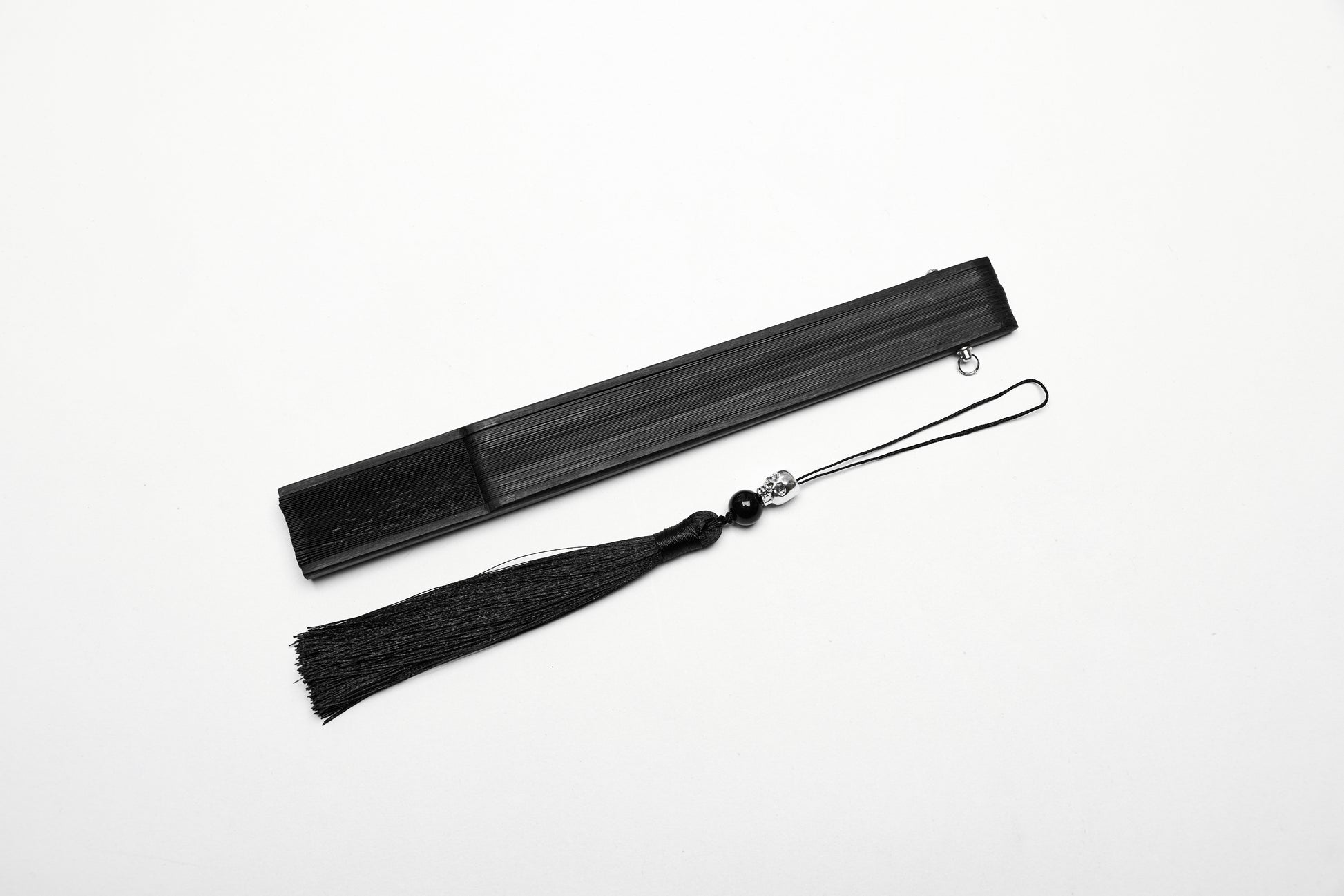 Faltbarer Handfächer ENCHANTED LACE FOLDING FAN aus Stoffblättern in Spitzenoptik und Rankenprint von Punk Rave