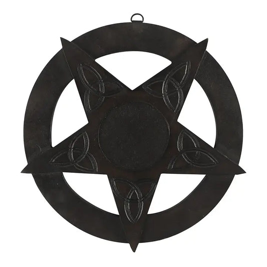 Ein dekoratives Wandschild in Schwarz in Form von einem Pentagramm mit geschnitzten keltischen Details